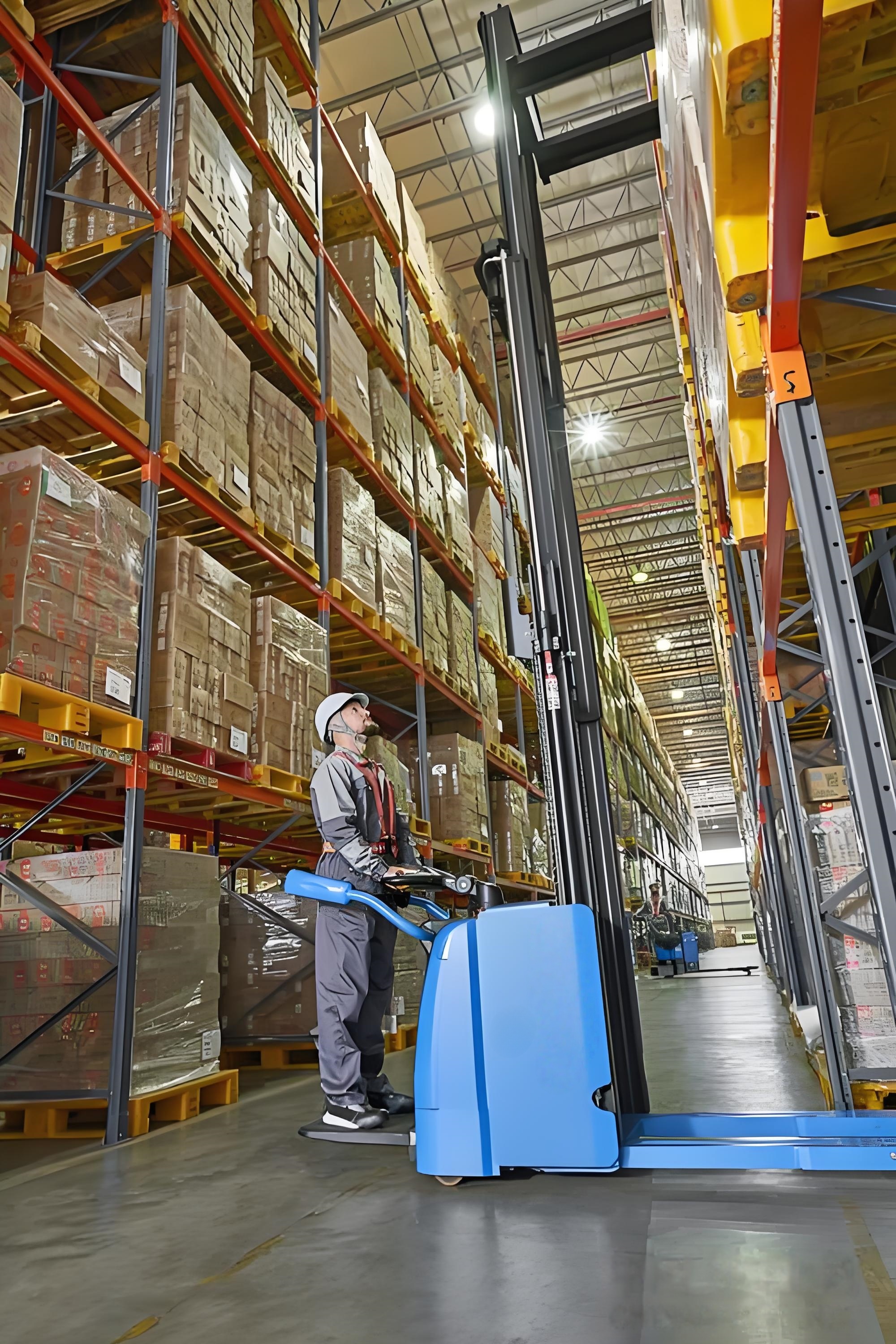 Selective pallet racking warehouse application scene